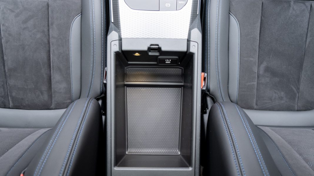 BMW i4 eDrive40 armrest