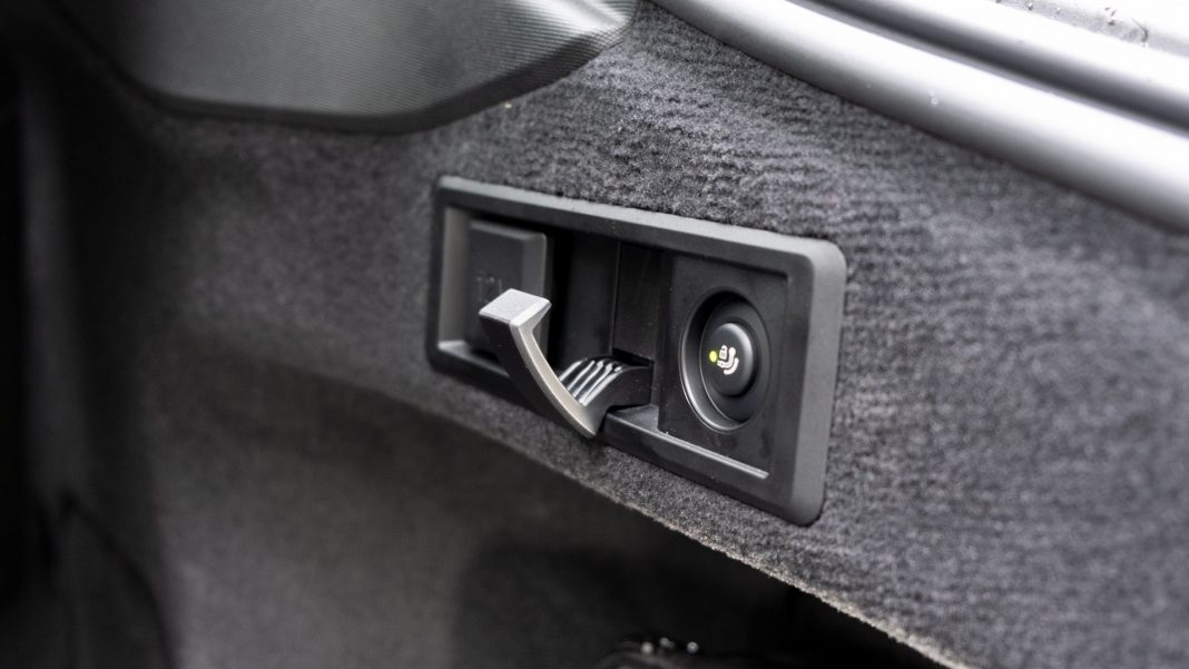 BMW i4 eDrive40 boot hooks