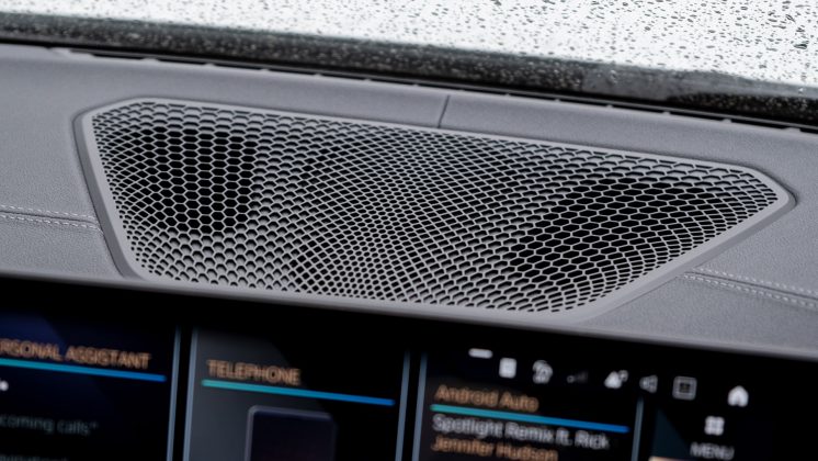 BMW i4 eDrive40 centre speaker
