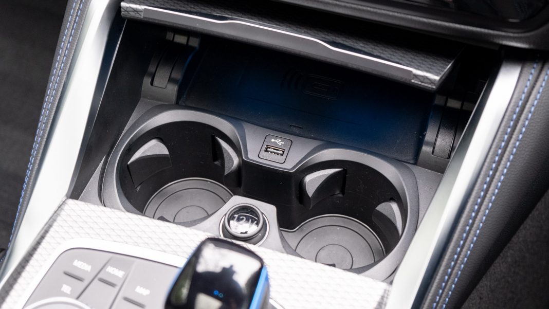 BMW i4 eDrive40 cupholders