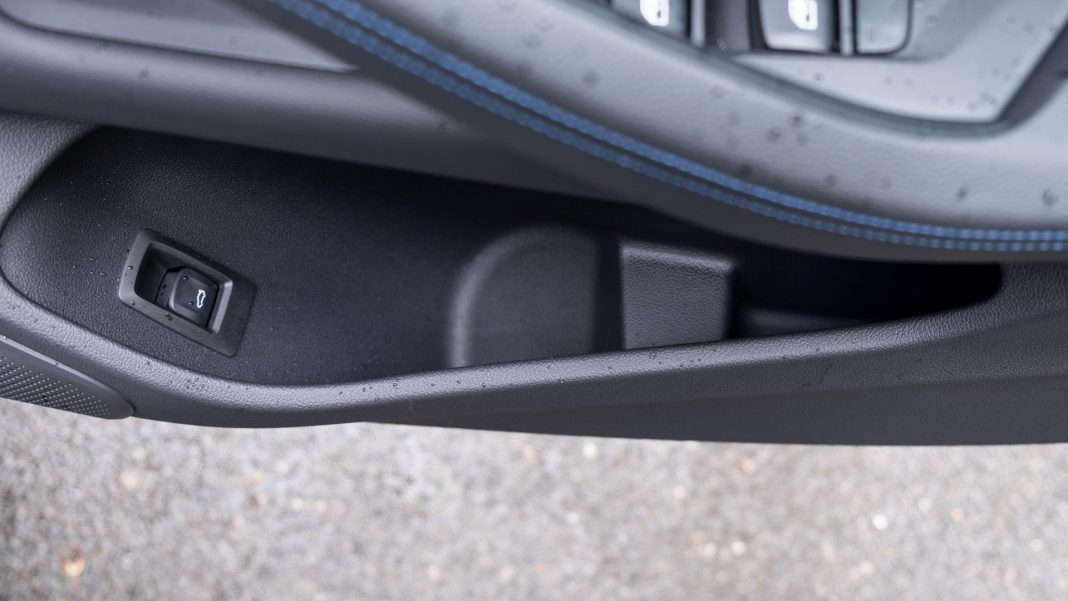 BMW i4 eDrive40 front door compartment