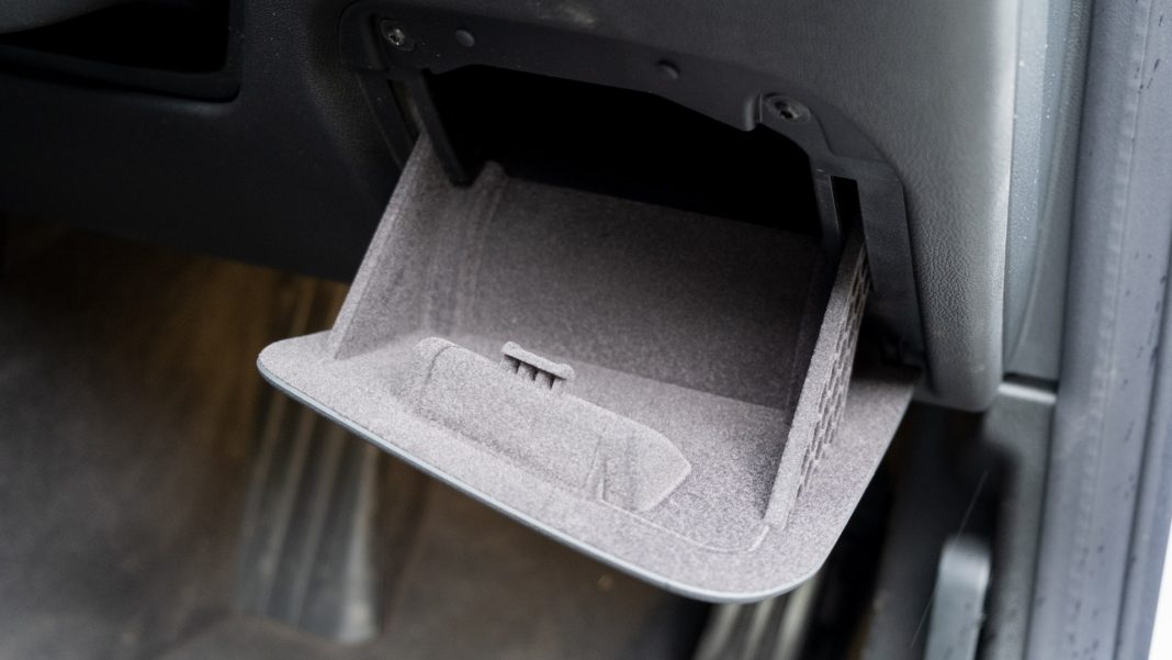 BMW i4 eDrive40 front storage