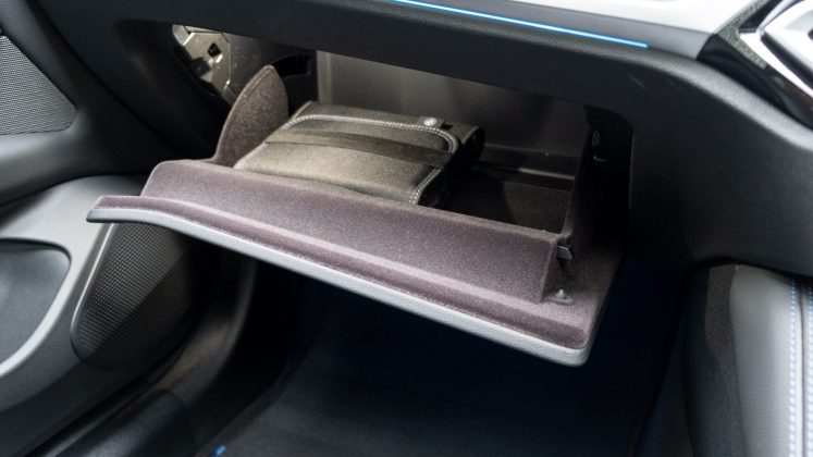 BMW i4 eDrive40 glove compartment