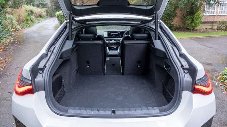 BMW i4 eDrive40 middle seat down