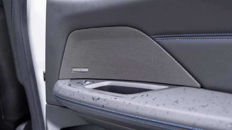 BMW i4 eDrive40 rear speakers