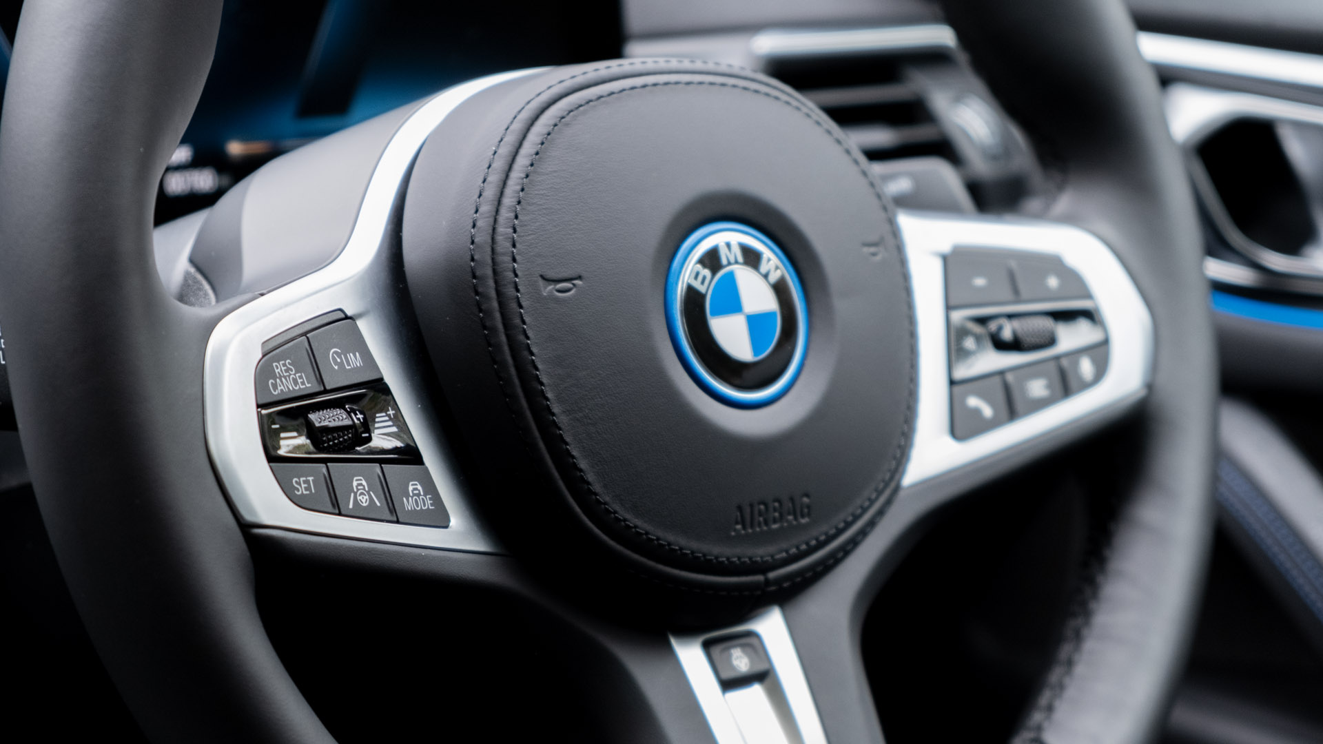 BMW i4 eDrive40 steering buttons