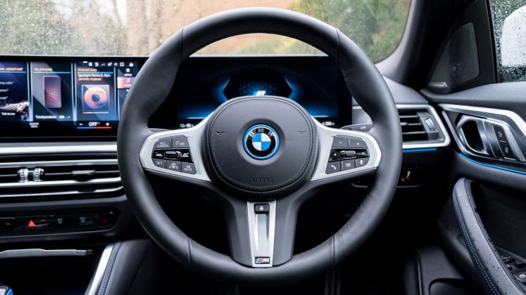 BMW i4 eDrive40 steering wheel