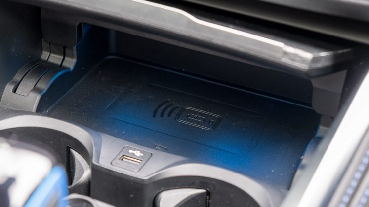BMW i4 eDrive40 wireless charging