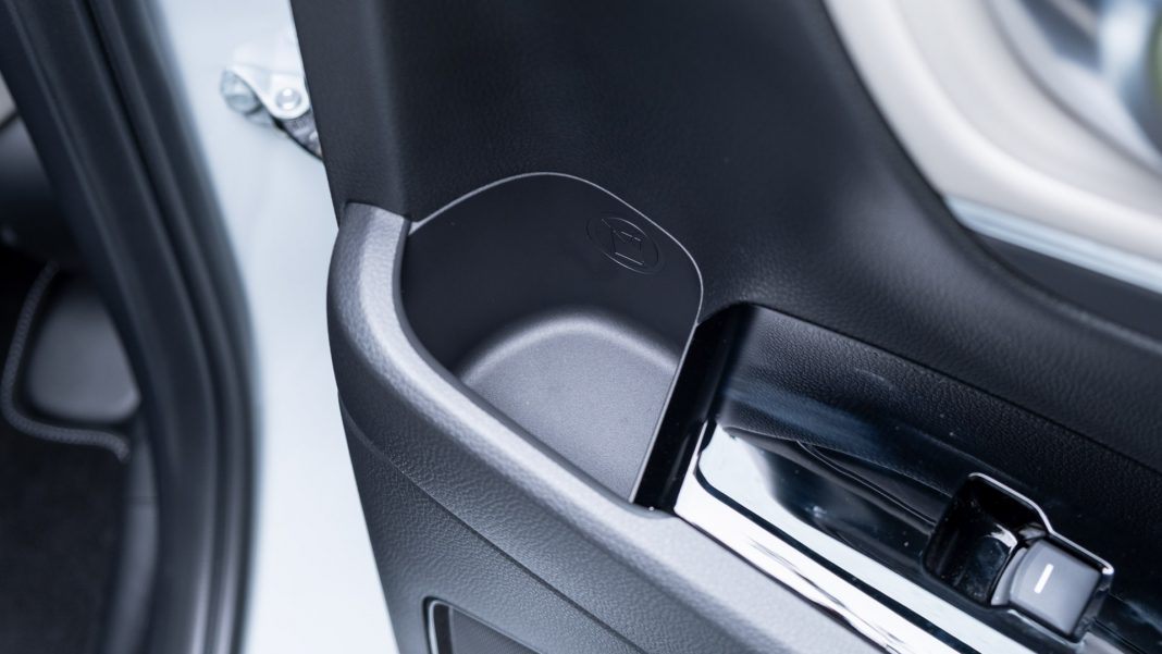 Honda HR-V rear door compartment