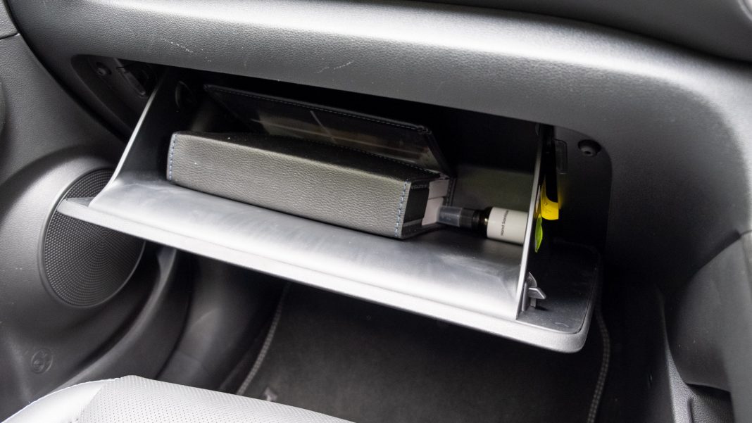 Hyundai Kona Electric facelift glove compartment