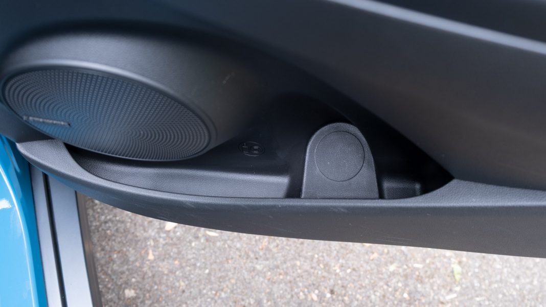 Hyundai Kona Electric facelift rear door compartment