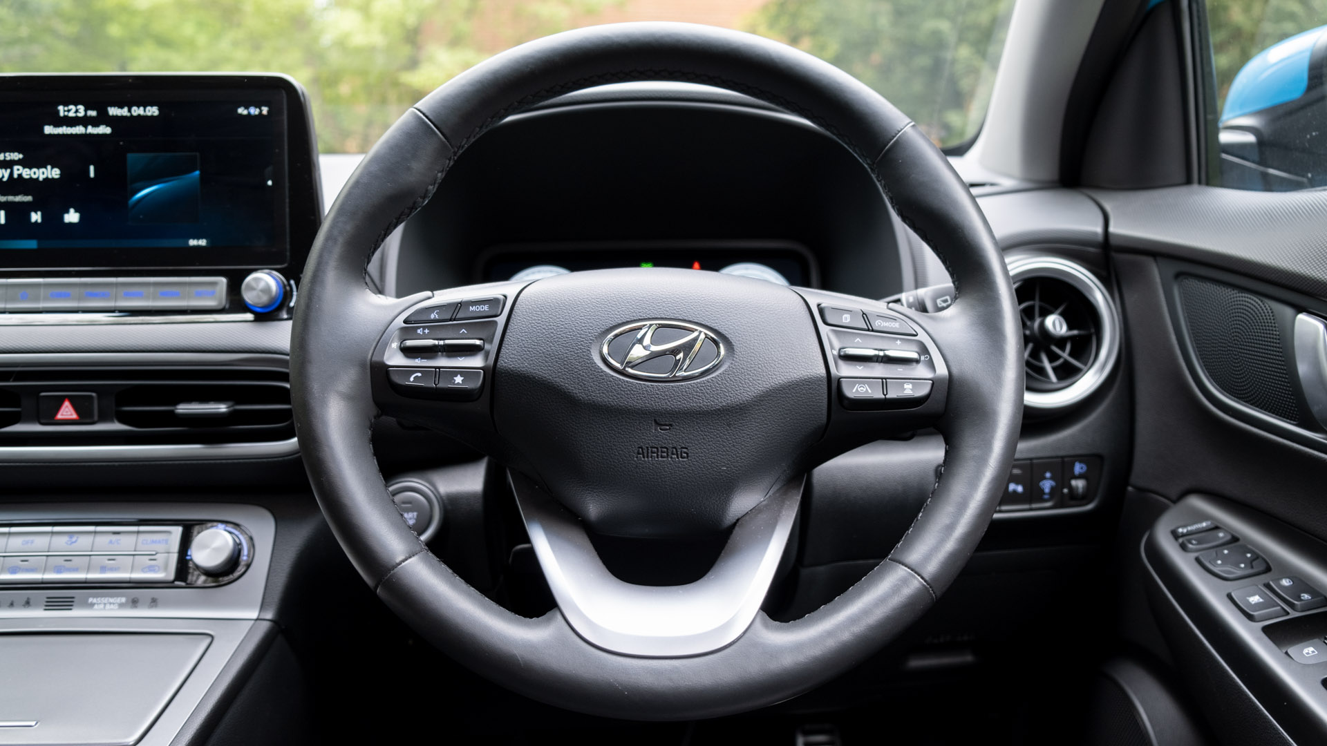 Hyundai Kona Electric facelift steering wheel