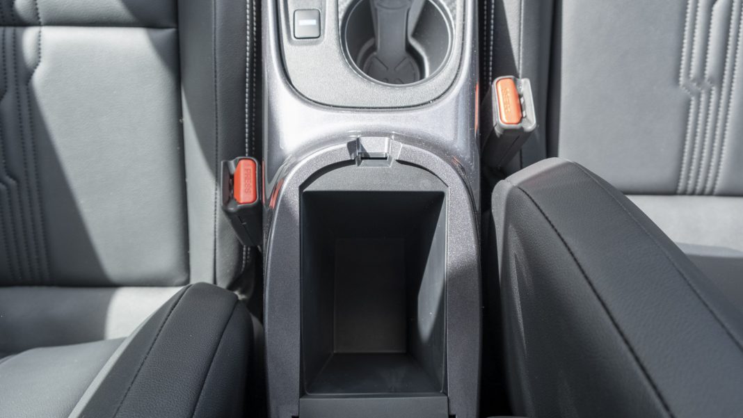 Nissan Juke Hybrid armrest