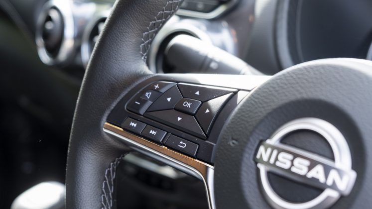 Nissan Juke Hybrid buttons