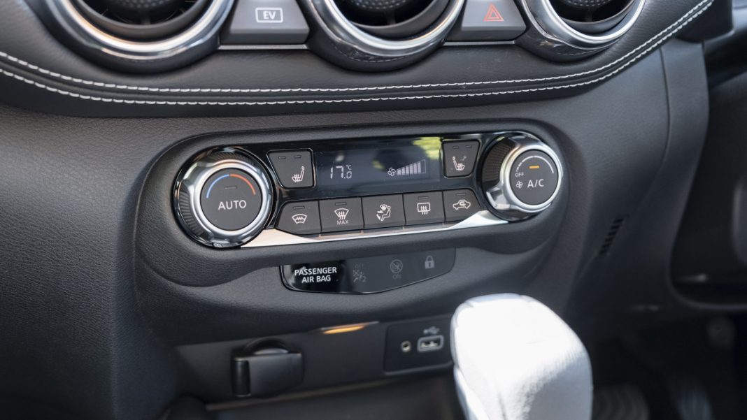 Nissan Juke Hybrid climate controls