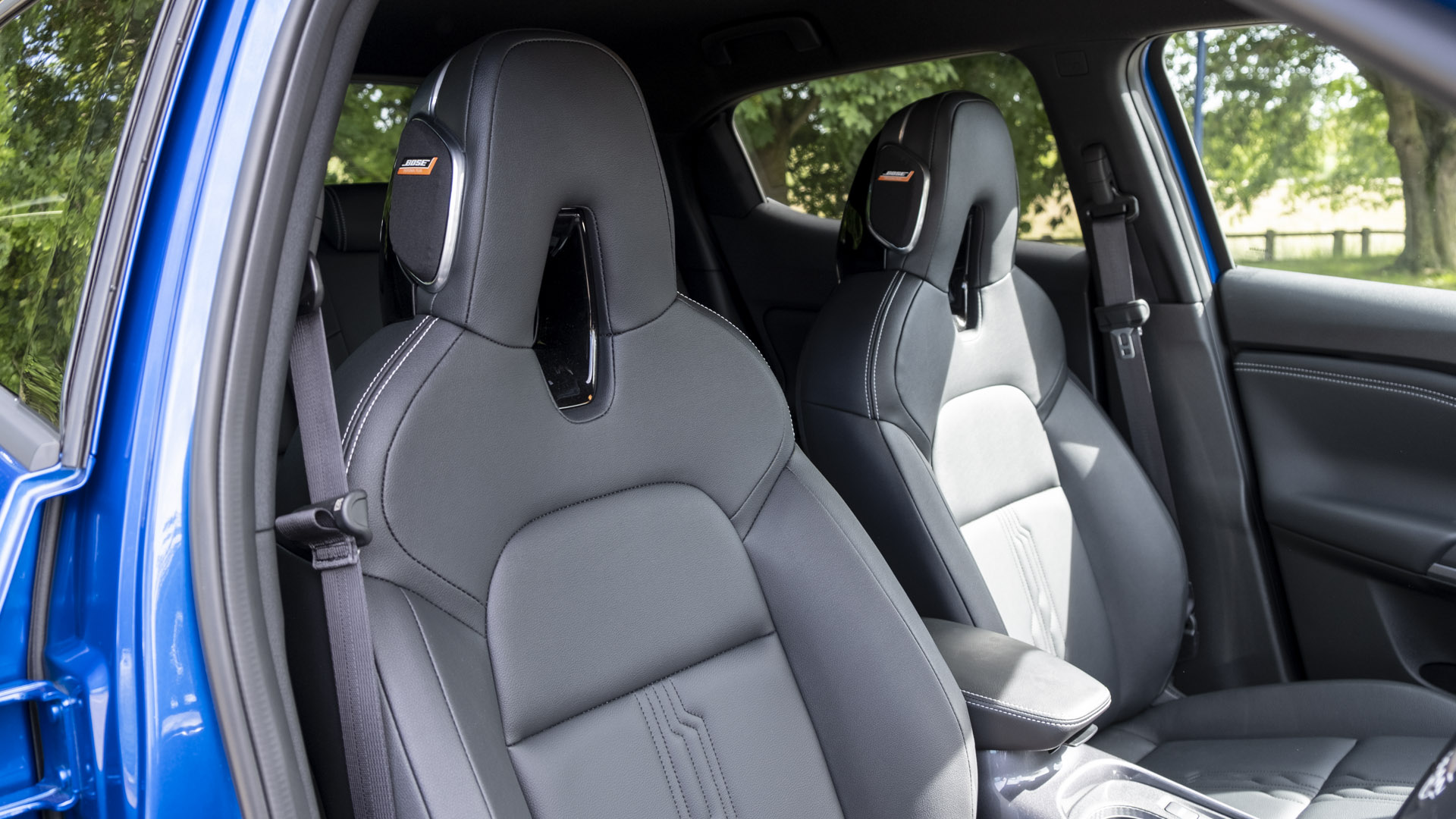 Nissan Juke Hybrid front seats