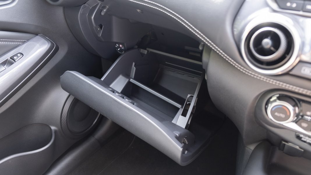 Nissan Juke Hybrid glove box