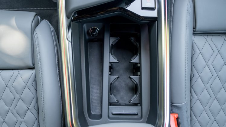 Audi e-tron S cupholders