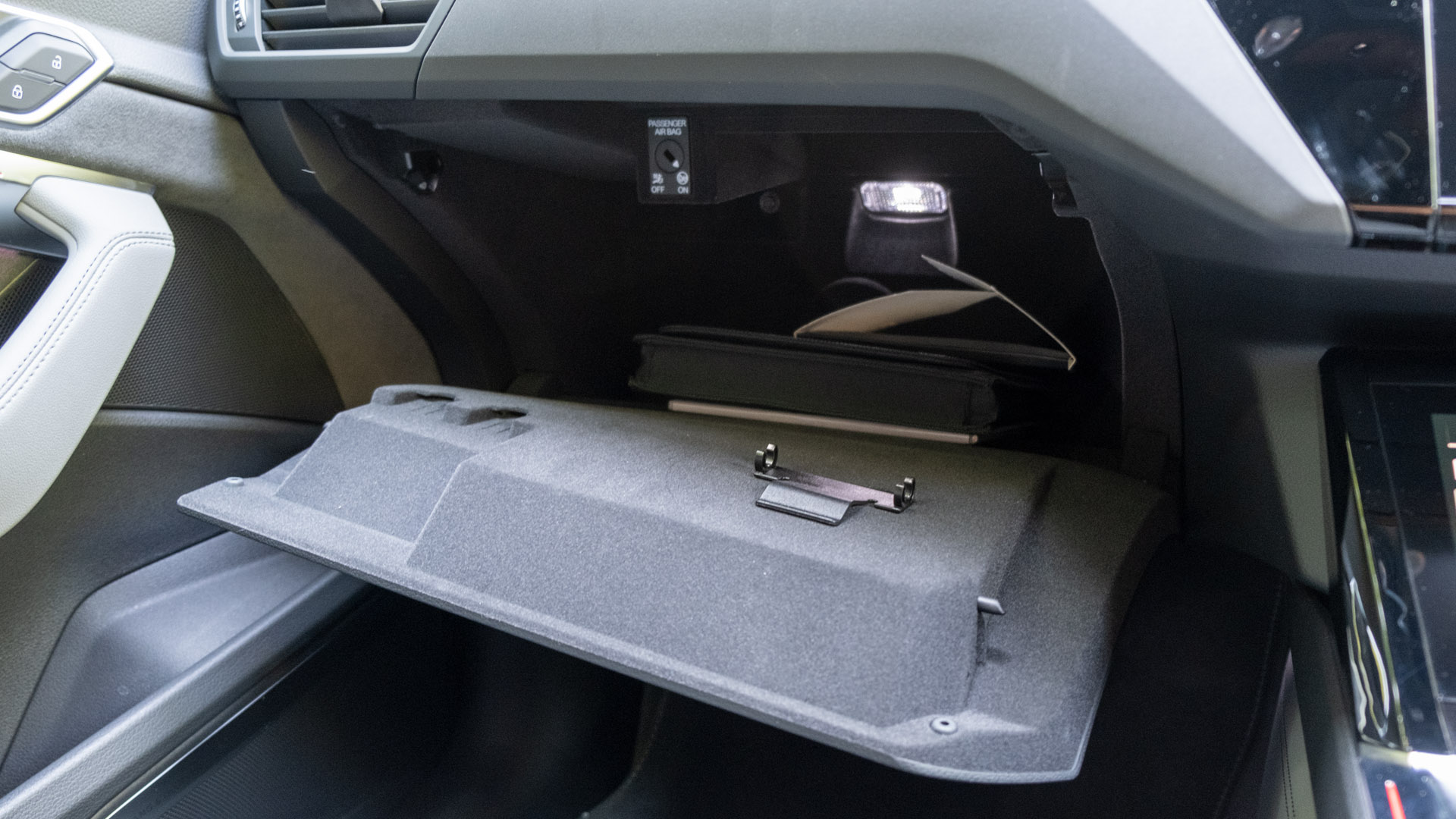 Audi e-tron S glove box