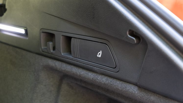 Audi e-tron S seat release