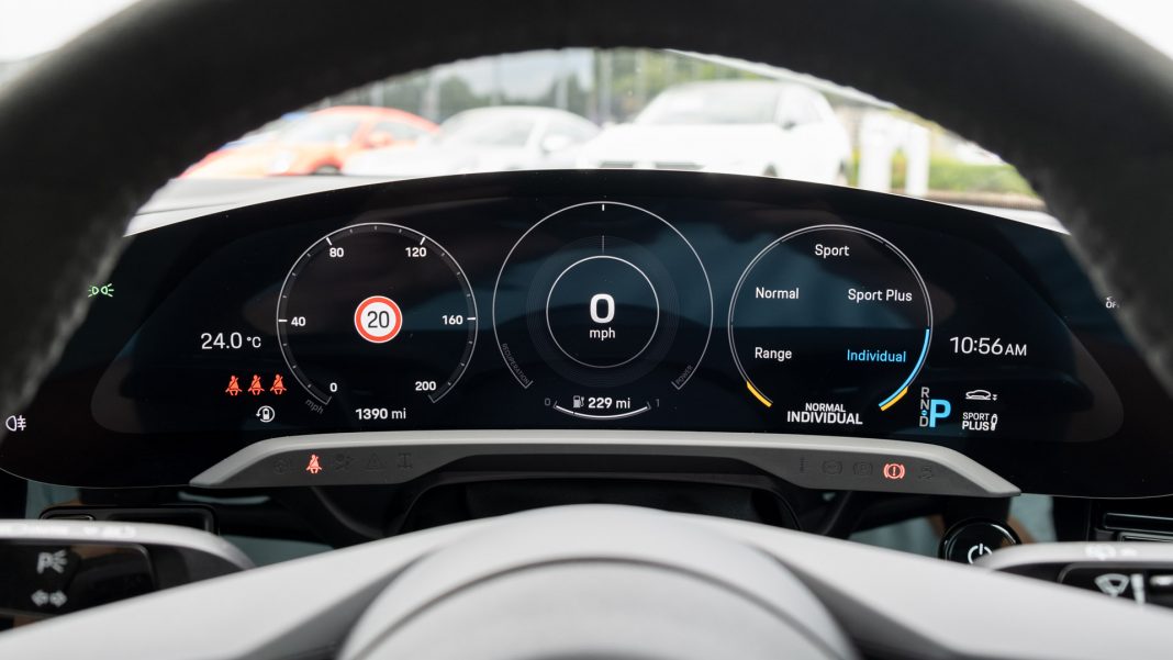 Porsche Taycan Cross Turismo intrsument cluster