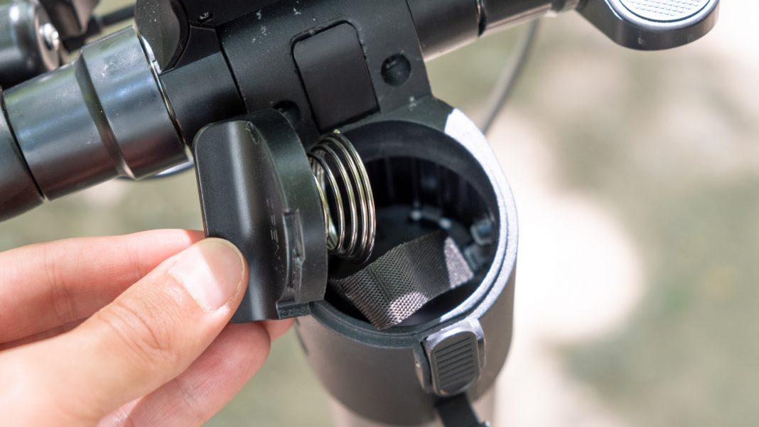 Eskuta KS-450 battery compartment