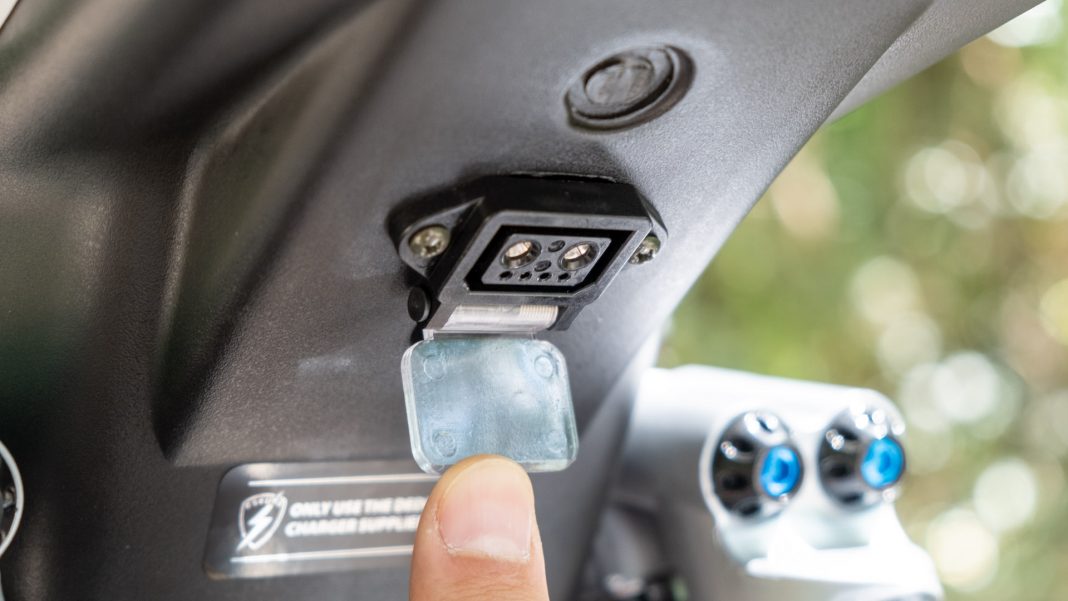 Eskuta SX-250 battery charging