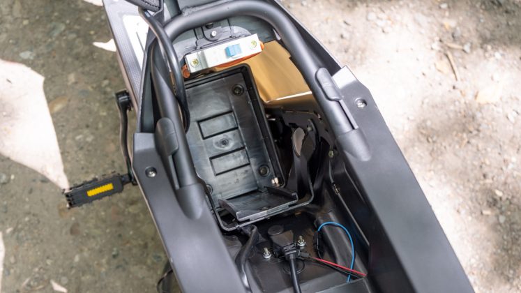 Eskuta SX-250 battery compartment