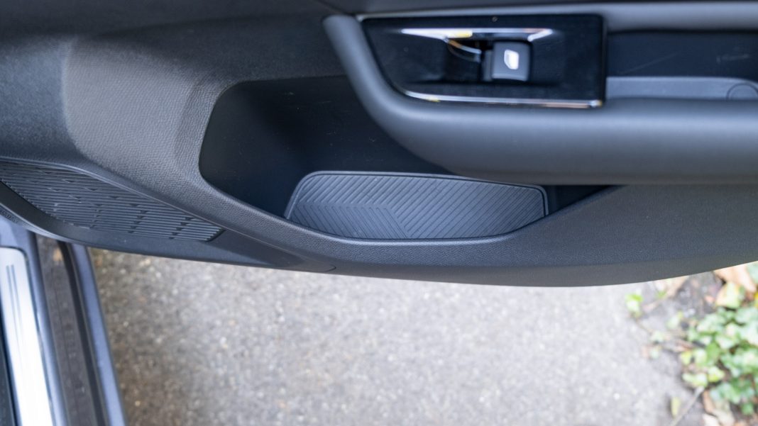 Citroen C5 X rear door compartment