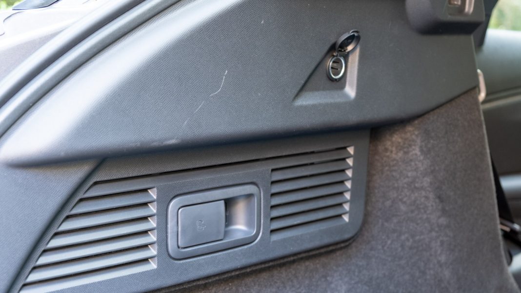 Citroen C5 X seat release