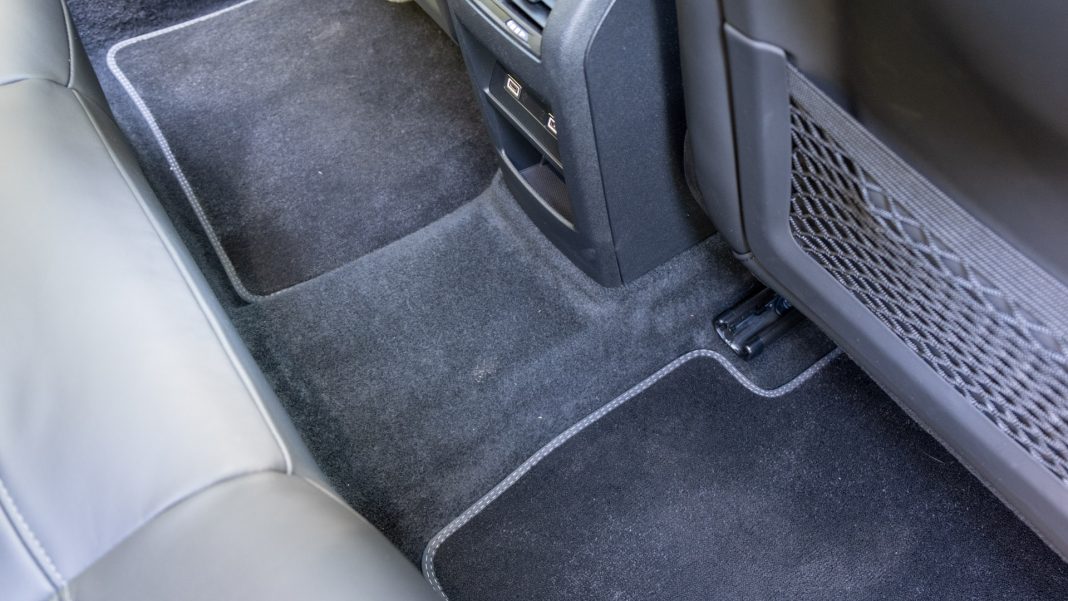 Citroen C5 X transmission tunnel