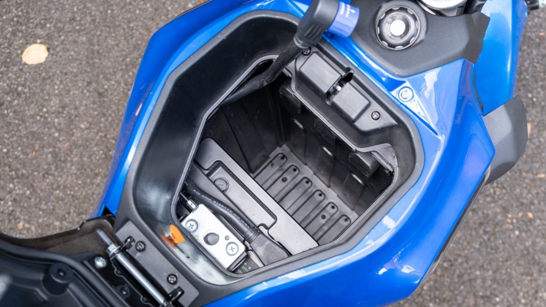 Sunra Miku Super battery compartment