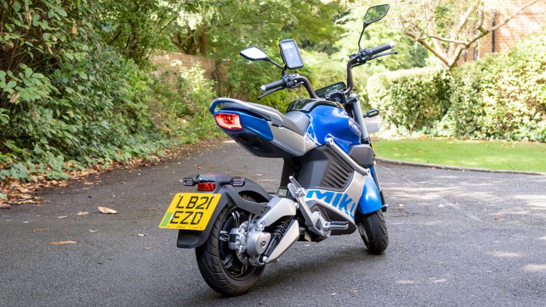 Sunra Miku Super looks