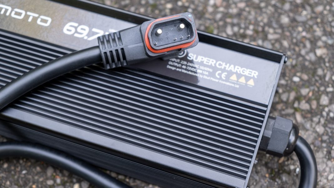 Super Soco TS Street Hunter charger