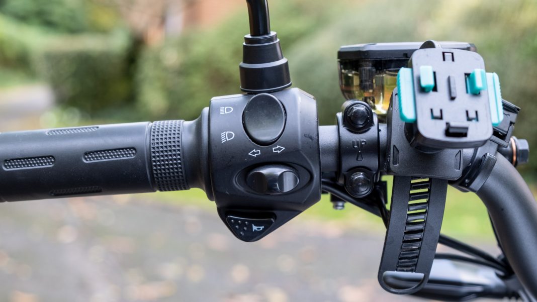 Super Soco TS Street Hunter indicator button