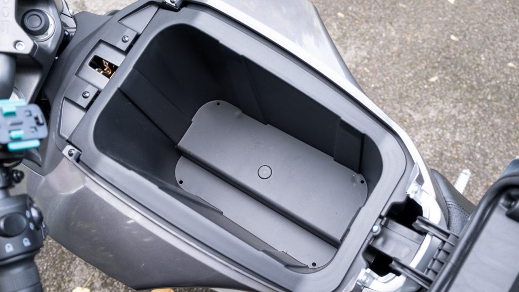 Super Soco TS Street Hunter storage compartment