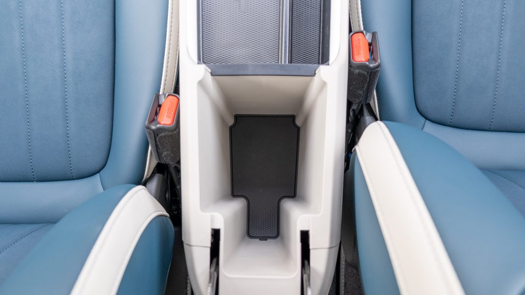 Ora Funky Cat armrest compartment