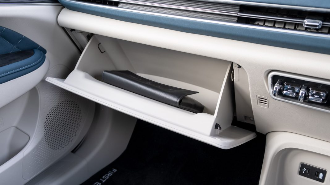 Ora Funky Cat glove box