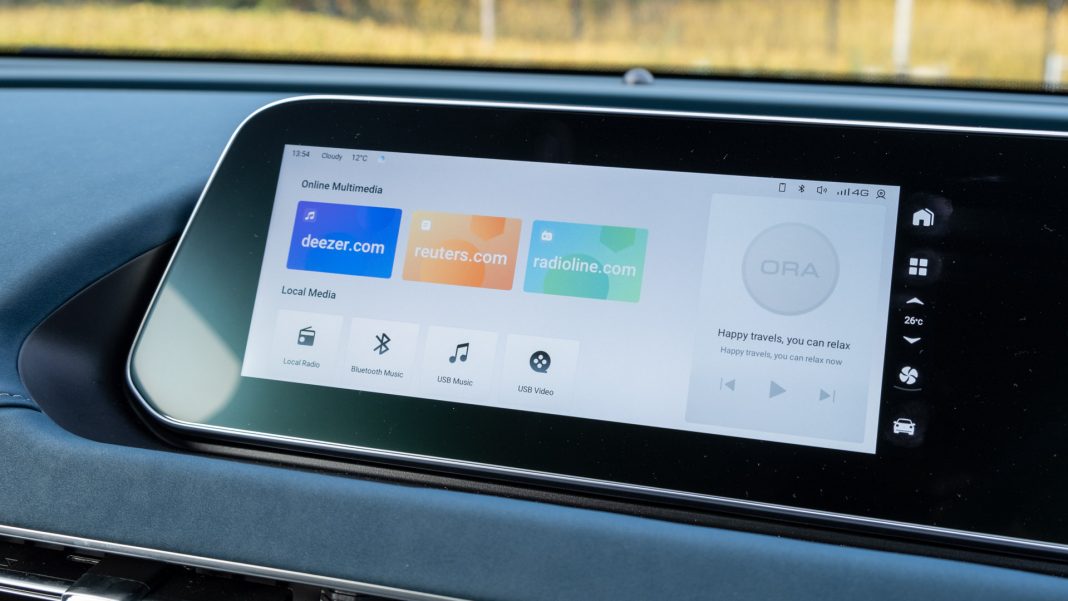 Ora Funky Cat infotainment