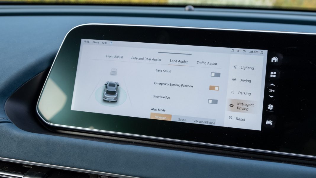Ora Funky Cat lane assist