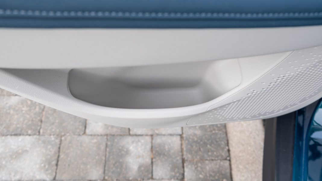 Ora Funky Cat rear door compartment