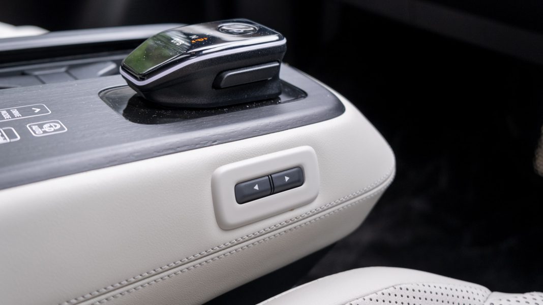 Nissan Ariya centre console control