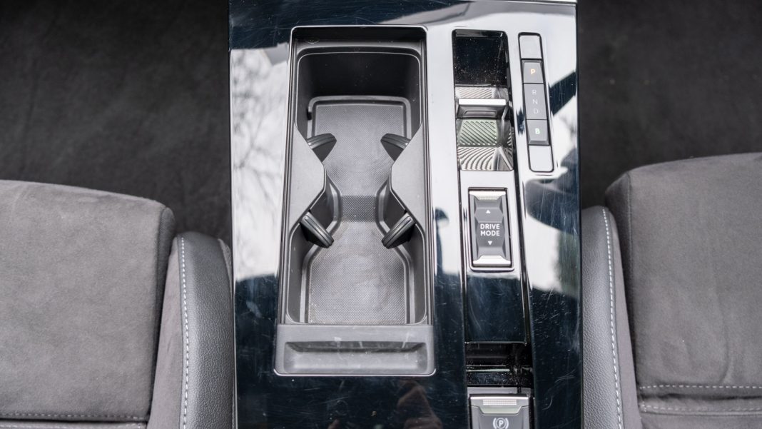 Vauxhall Astra Hybrid front cupholders