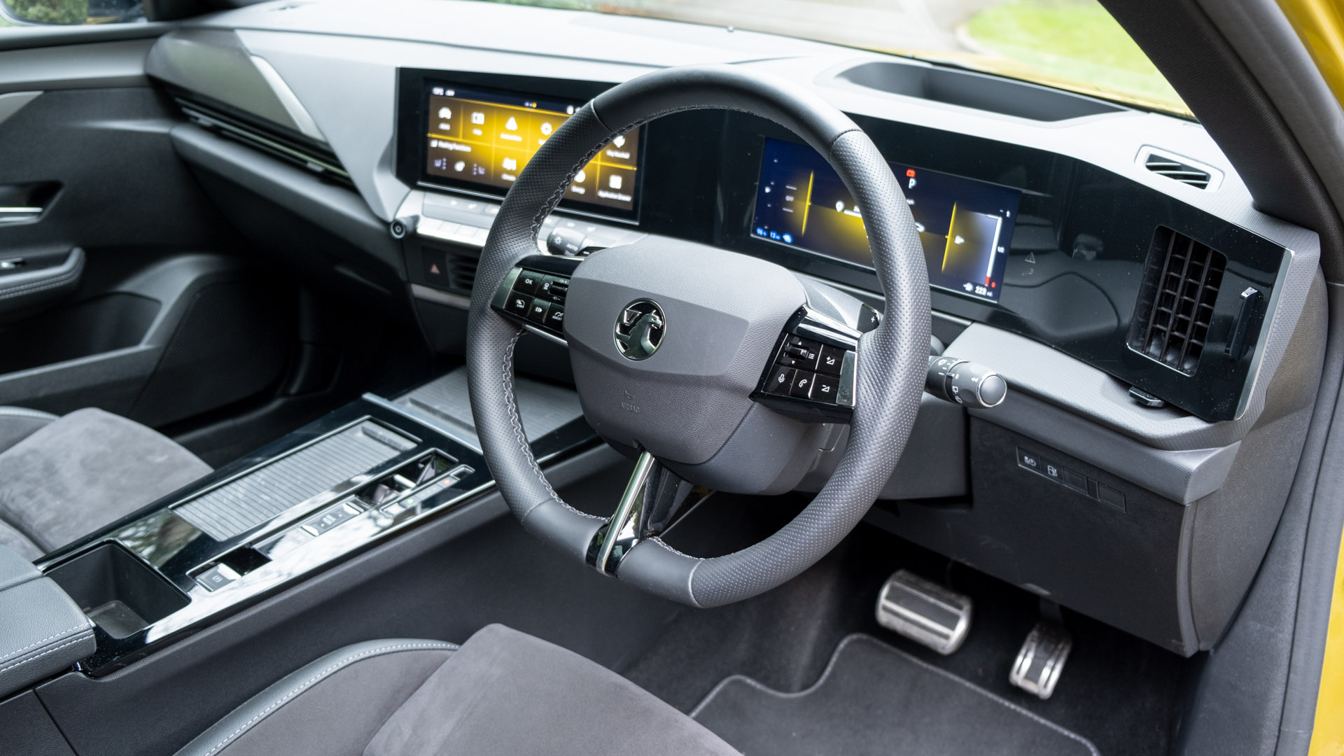 Vauxhall Astra Hybrid steering wheel design