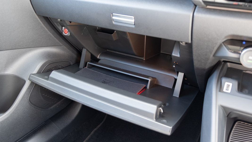 Citroen e-C4 X glove box