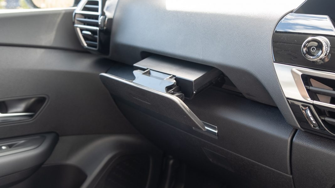 Citroen e-C4 X tablet holder