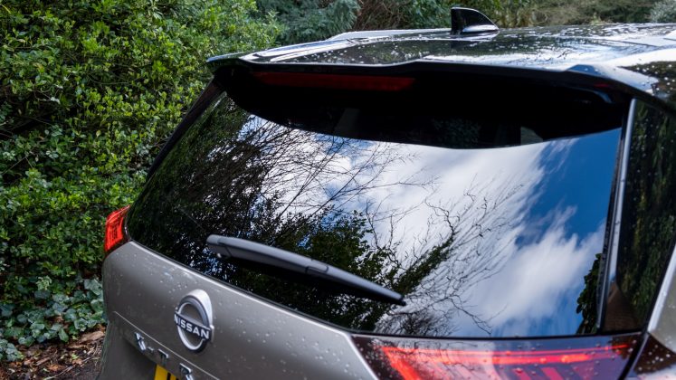 Nissan X-Trail rearview window