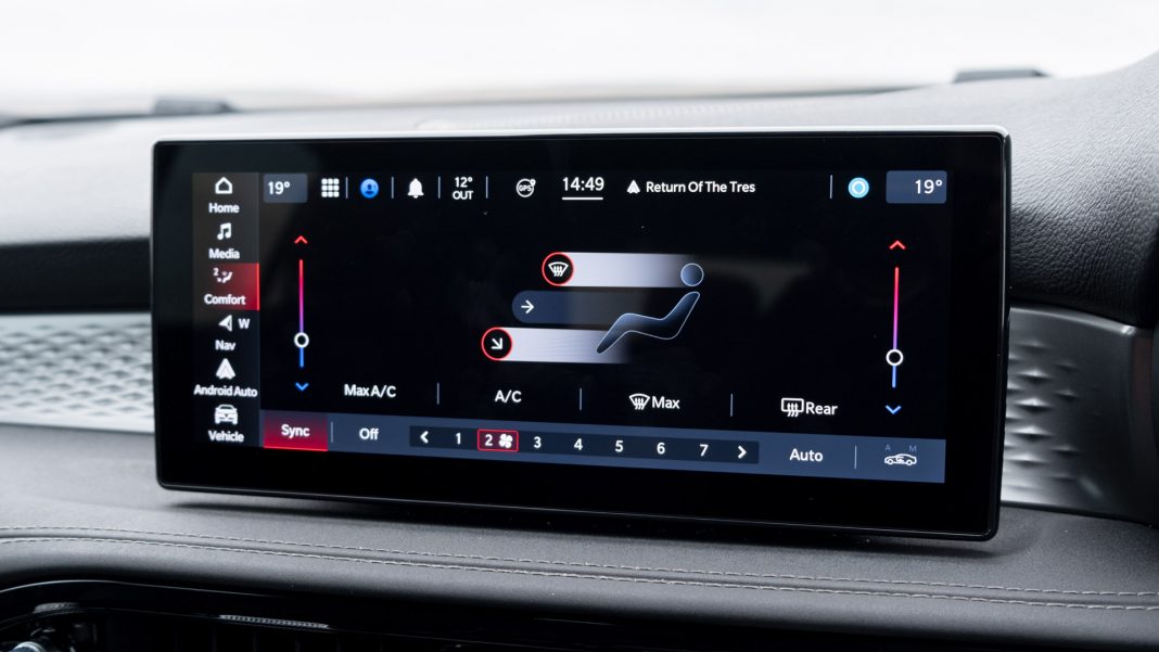 Alfa Romeo Tonale hybrid climate controls