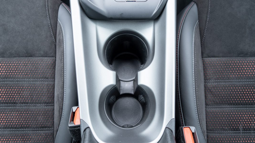 Alfa Romeo Tonale hybrid cupholders