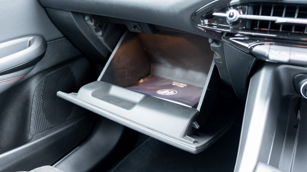 Alfa Romeo Tonale hybrid glove box